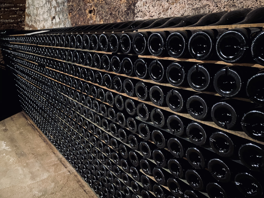 Photo de bouteilles stockées en cave
